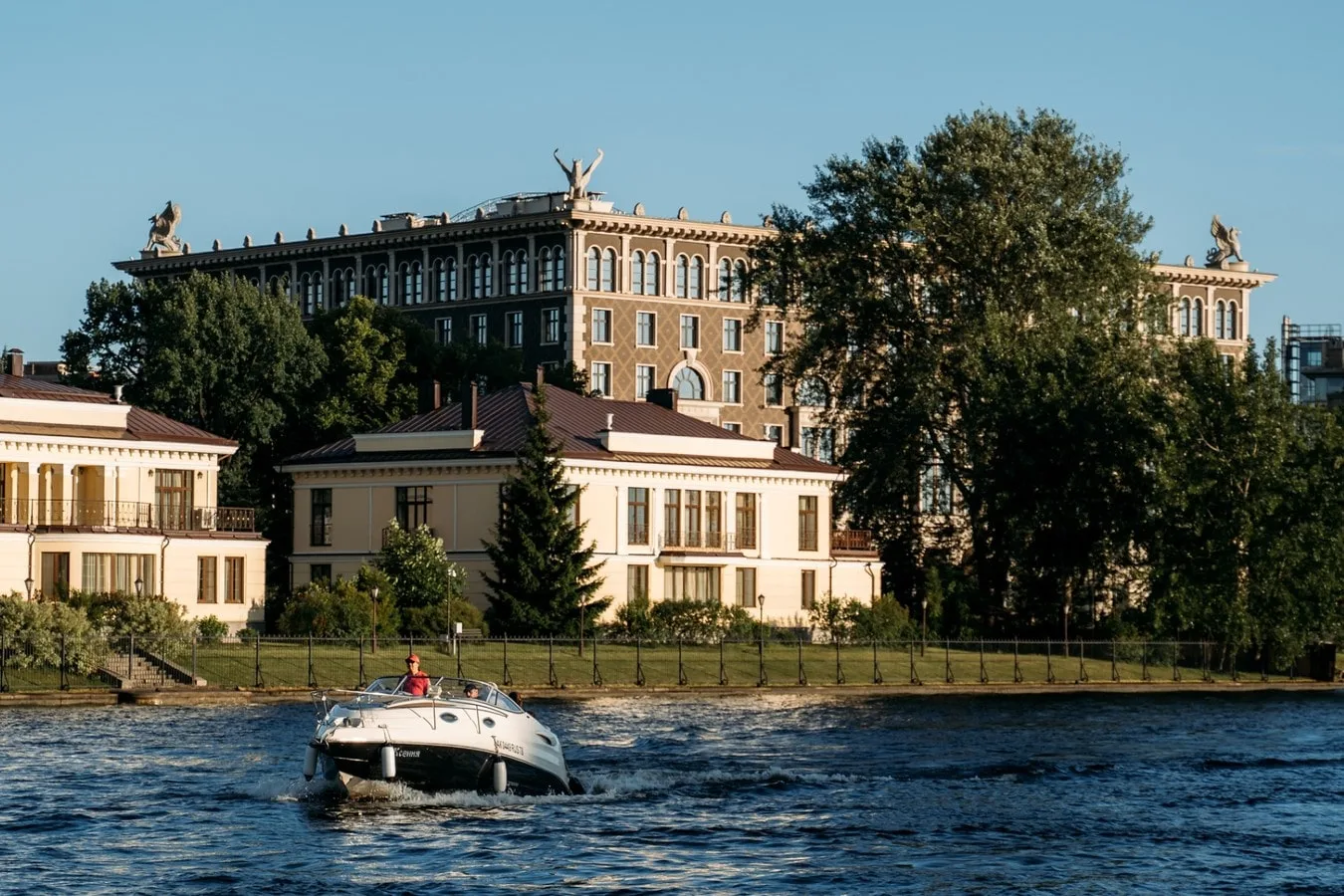 Первое свидание с Санкт-Петербургом: водная прогулка вокруг Аптекарского острова