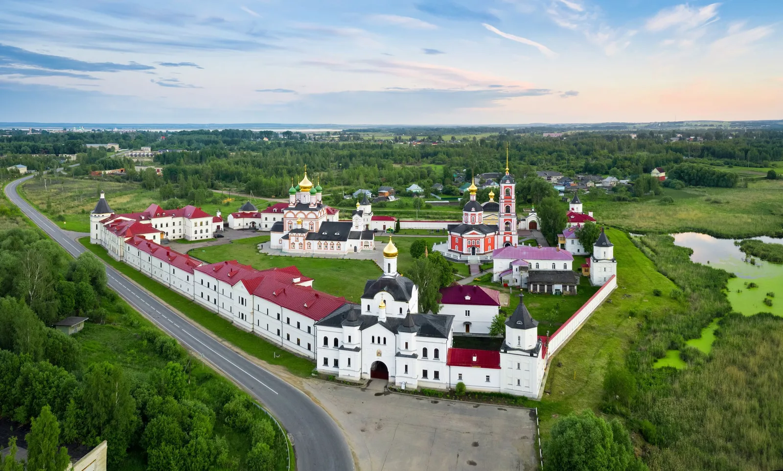 Святыни Ростова: четыре главных монастыря на транспорте туристов