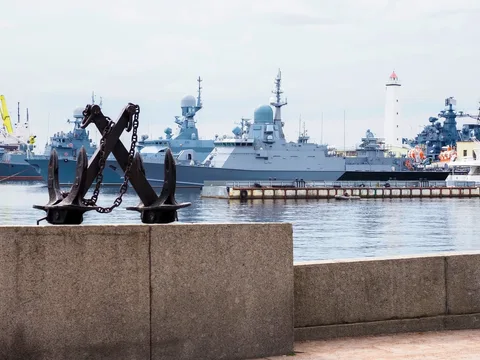 В легендарный Кронштадт — из Петербурга