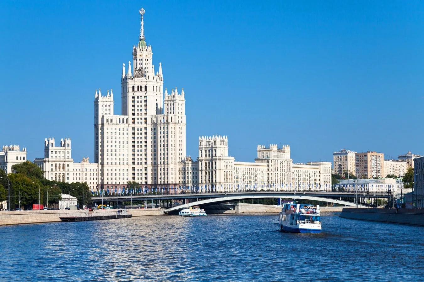 Ланч-круиз на теплоходе от парка «Зарядье»