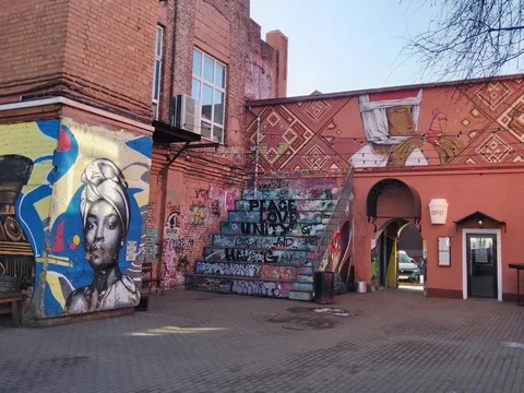 Нетривиальный Минск: стрит-арт на Октябрьской улице