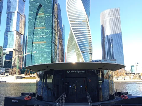 К небоскрёбам Москвы-Сити на речном трамвае и кофе на уровне облаков