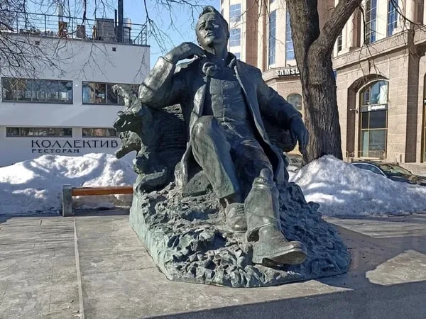 За каждым успешным мужчиной стоит великая женщина