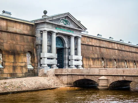 Петропавловская крепость: тюрьма, подземный ход и усыпальница царей