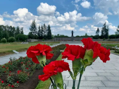 Пискарёвское кладбище: никто не забыт, ничто не забыто!
