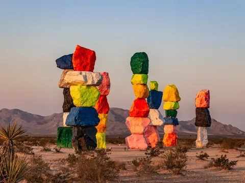 Арт-объект посреди пустыни — Seven Magic Mountains