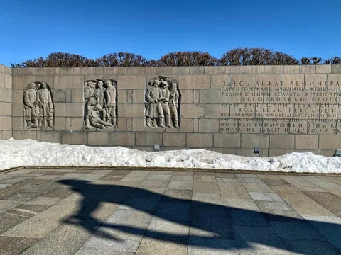 Тур по Пискаревскому мемориальному кладбищу