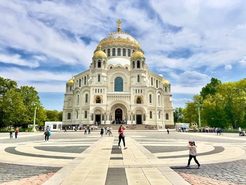 Автобусная экскурсия из Петербурга «Кронштадт — Петергоф»