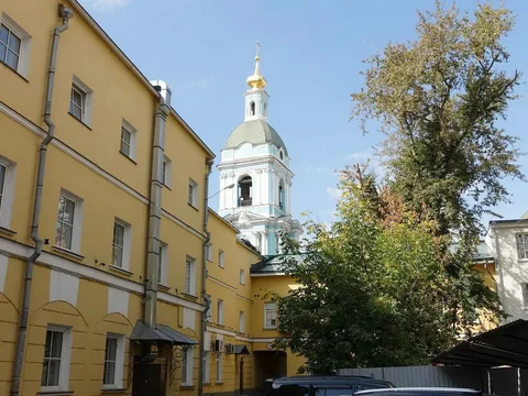 Гостиная горка на берегу Яузы