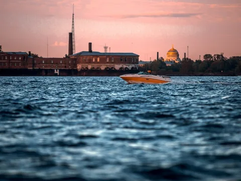 Форты Кронштадта на водной прогулке