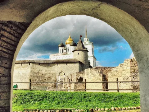 Псков в лицах, сюжетах и легендах (на вашем авто)