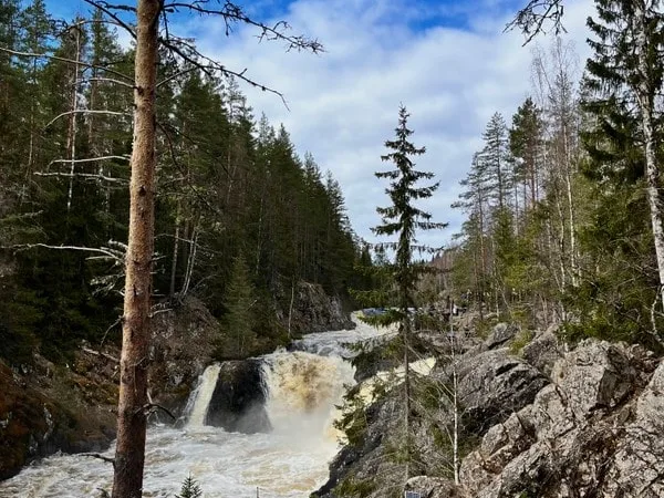 К водопаду Кивач, мрамору Белой горы и Поор-порогу — из Петрозаводска