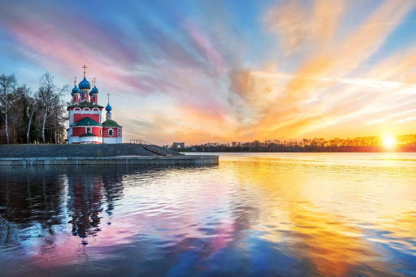 Углич в лучах закатного солнца