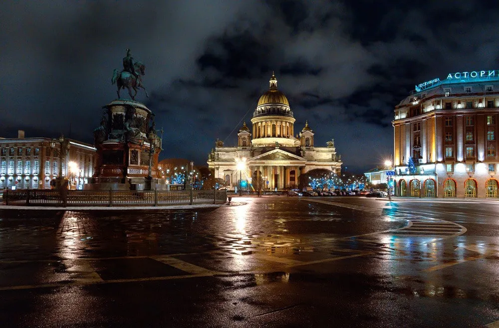 Поездка по ночному Петербургу на комфортабельном автомобиле с профессиональным краеведом