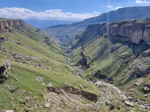 К плато Хунзах, водопадам Матлас и ущелью «Каменная чаша» — из Дербента