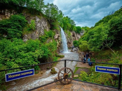 Окрестности курорта: Медовые водопады и Кольцо-гора
