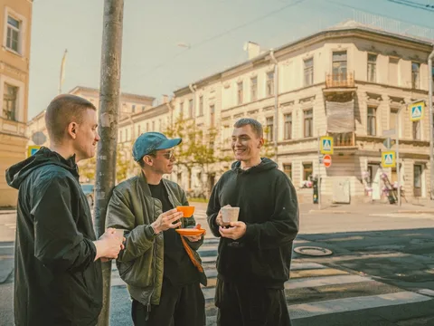 Утренняя прогулка в Петербурге — кофе, двери, дома и атмосфера