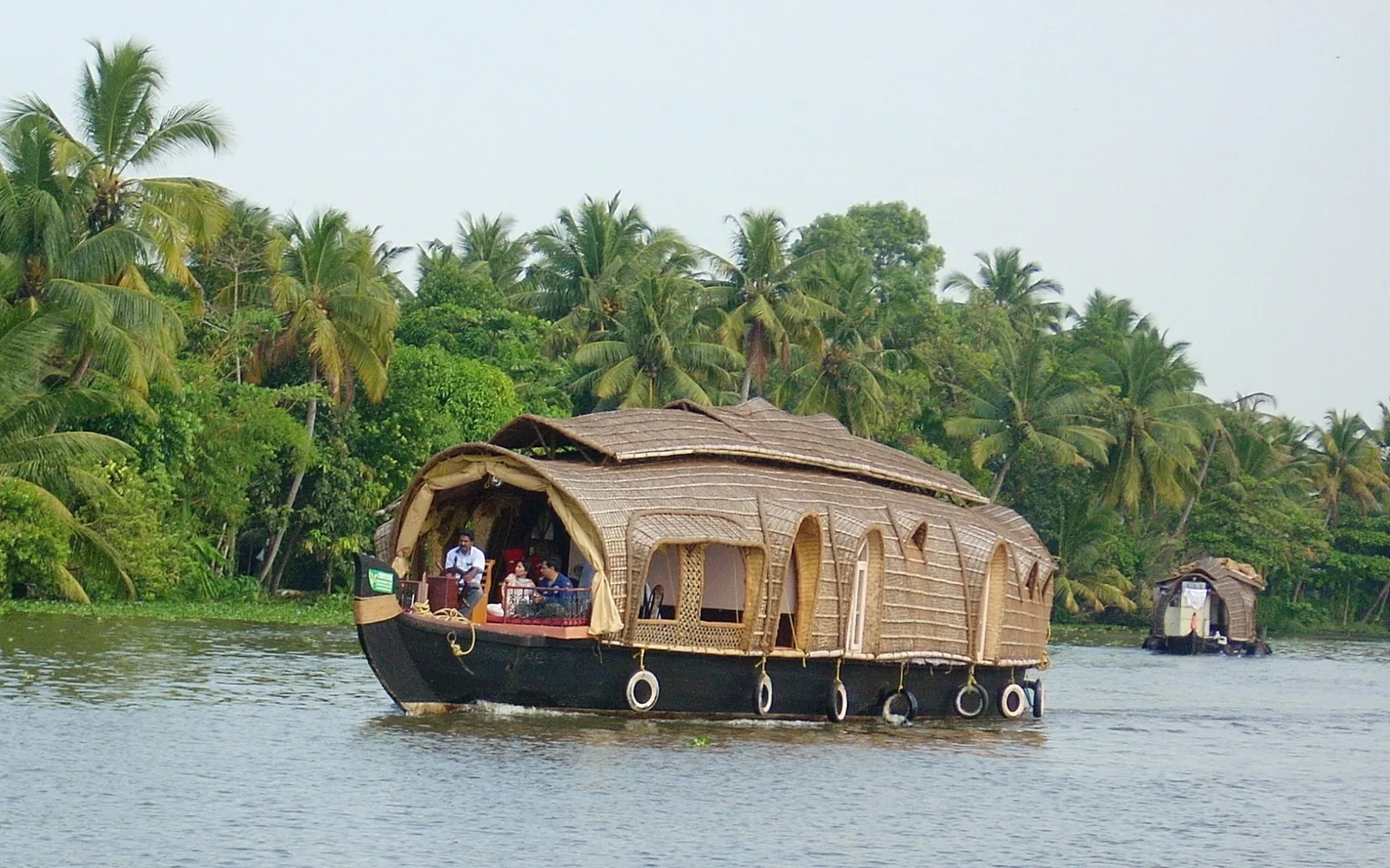 Houseboat – дом на воде. Круиз по реке с ночевкой