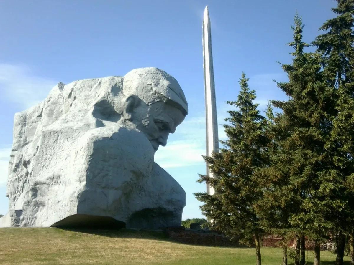 По главным местам Брестской крепости — в сборной группе