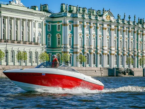 На катере — по Финскому заливу и центру города