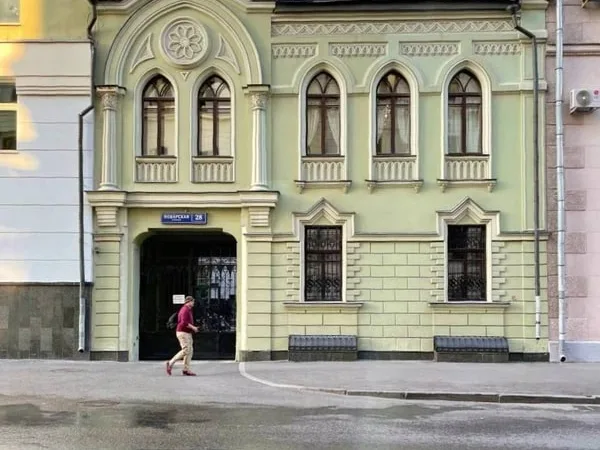 Истории женщин old money на прогулке по Поварской улице
