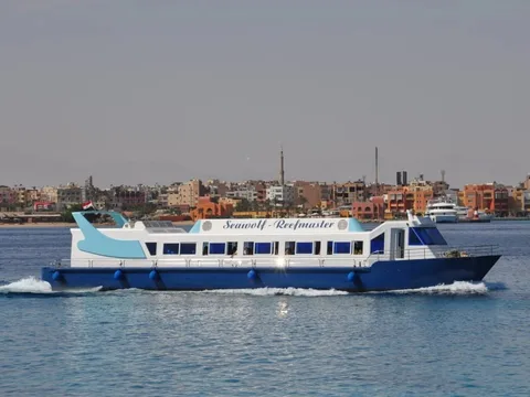 Морская прогулка на лодке с прозрачным дном
