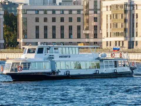 Прогулка на теплоходе с аудиогидом — от набережной Макарова до Финского залива