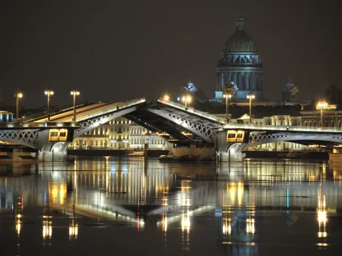 Ночной круиз вдоль парадных набережных и разведённых мостов Санкт-Петербурга