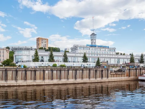 Царственно поставленный город: водная прогулка с гидом