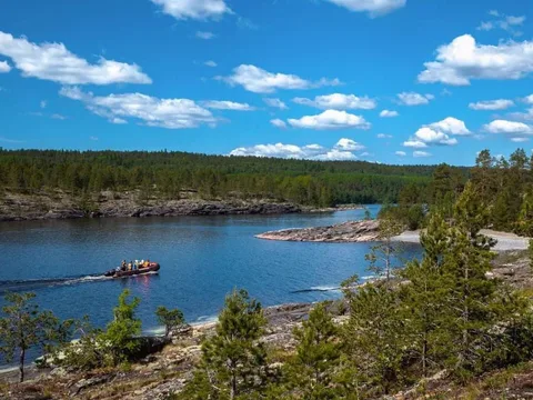 Водная прогулка по Ладожским шхерам на арктической лодке