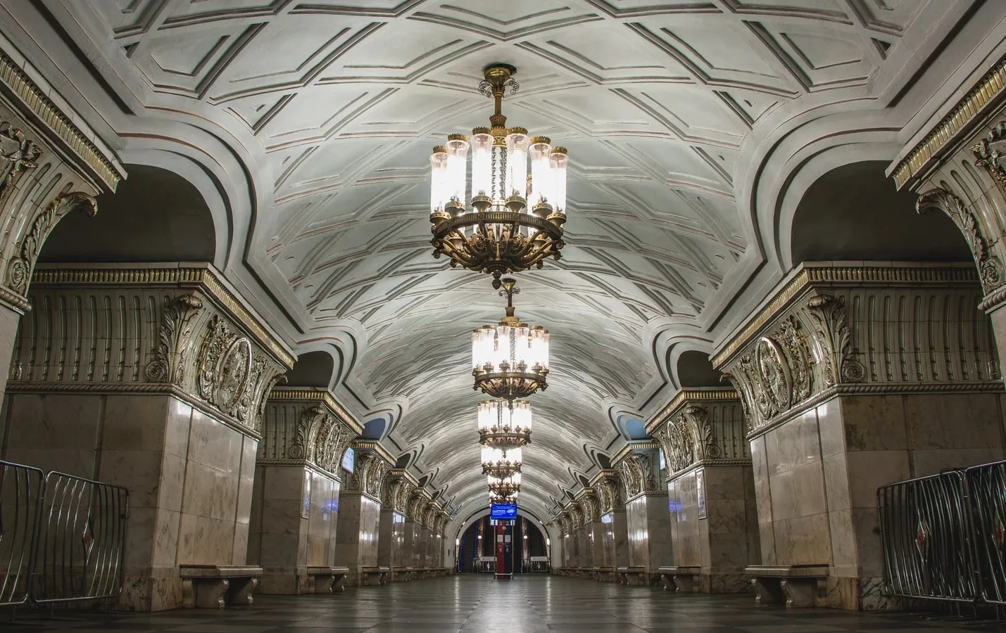 Роскошь старого московского метро: 17 самых красивых станций