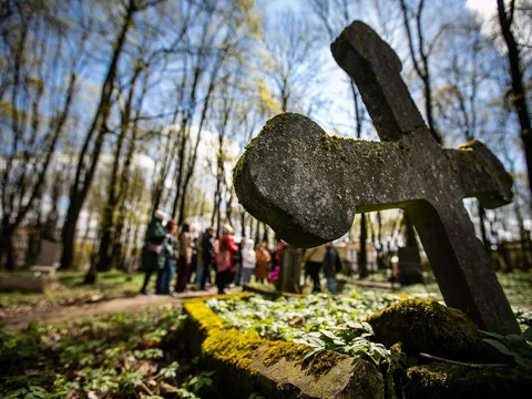 Жизнь и смерть в Смоленске: прогулка по кладбищу возле костёла