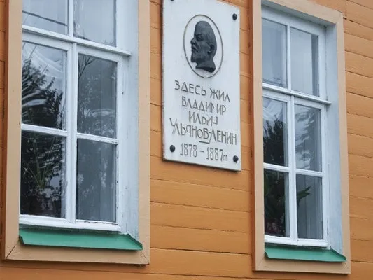 По Ульяновску — на автомобиле в стиле ретро