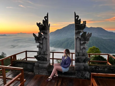 Рассвет с видом на вулкан Батур и горячие источники Batur Hot Springs