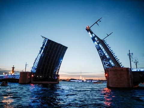 Дворцовый, Троицкий и Литейный: прогулка от Петроградской