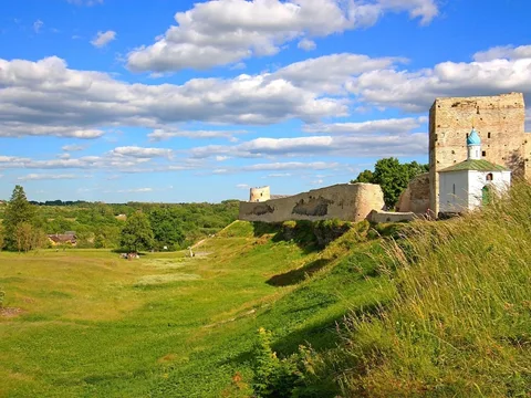 Семейная экскурсия «Средневековые крепости и современные страусы»