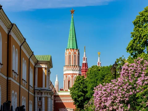 «Москва — это Красная площадь, Москва — это звёзды Кремля...»