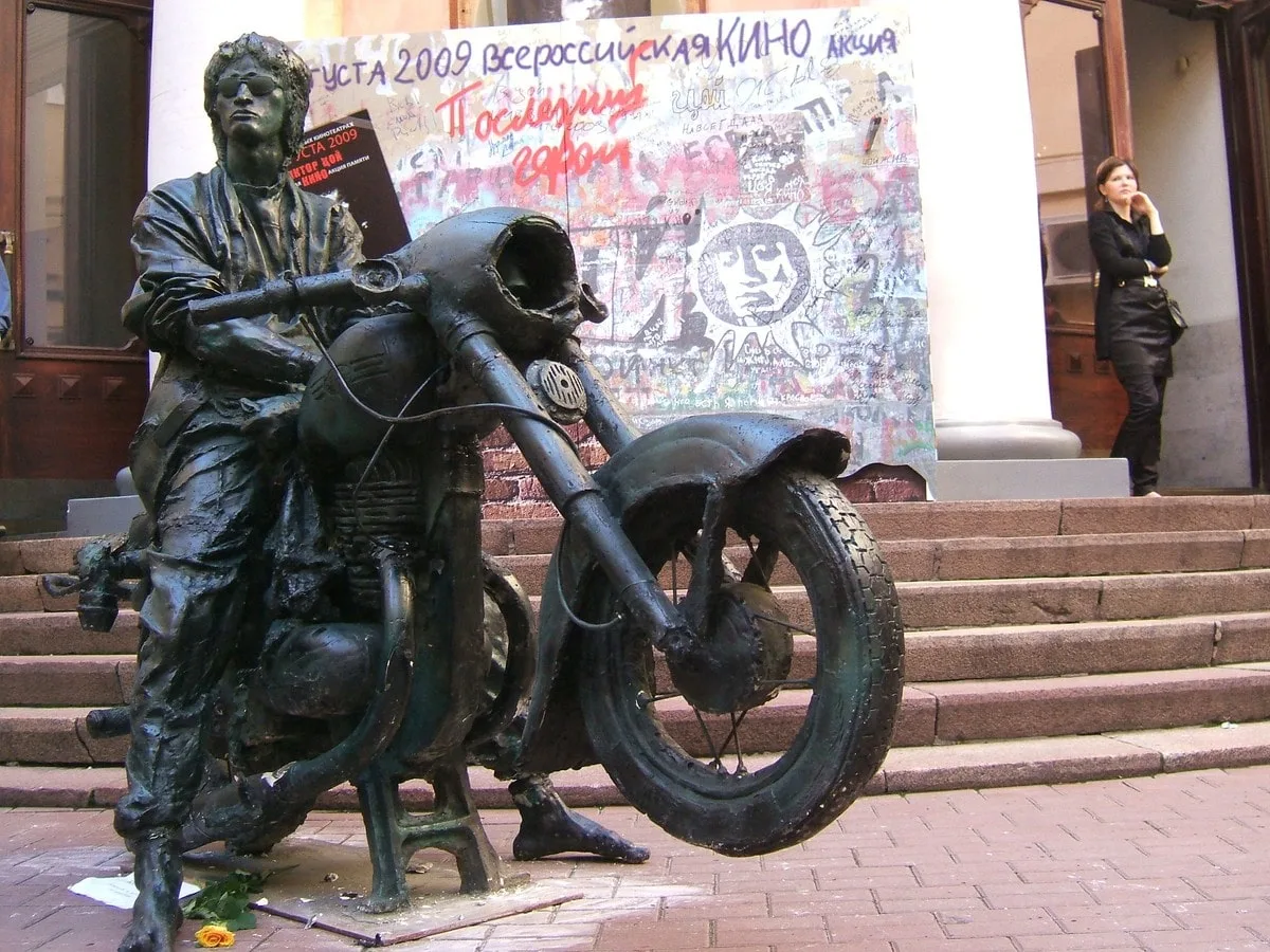 Звезда по имени Солнце, или На мотоцикле по следам «Кино» в Петербурге