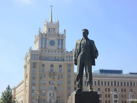 «Разрешите представиться. Маяковский»