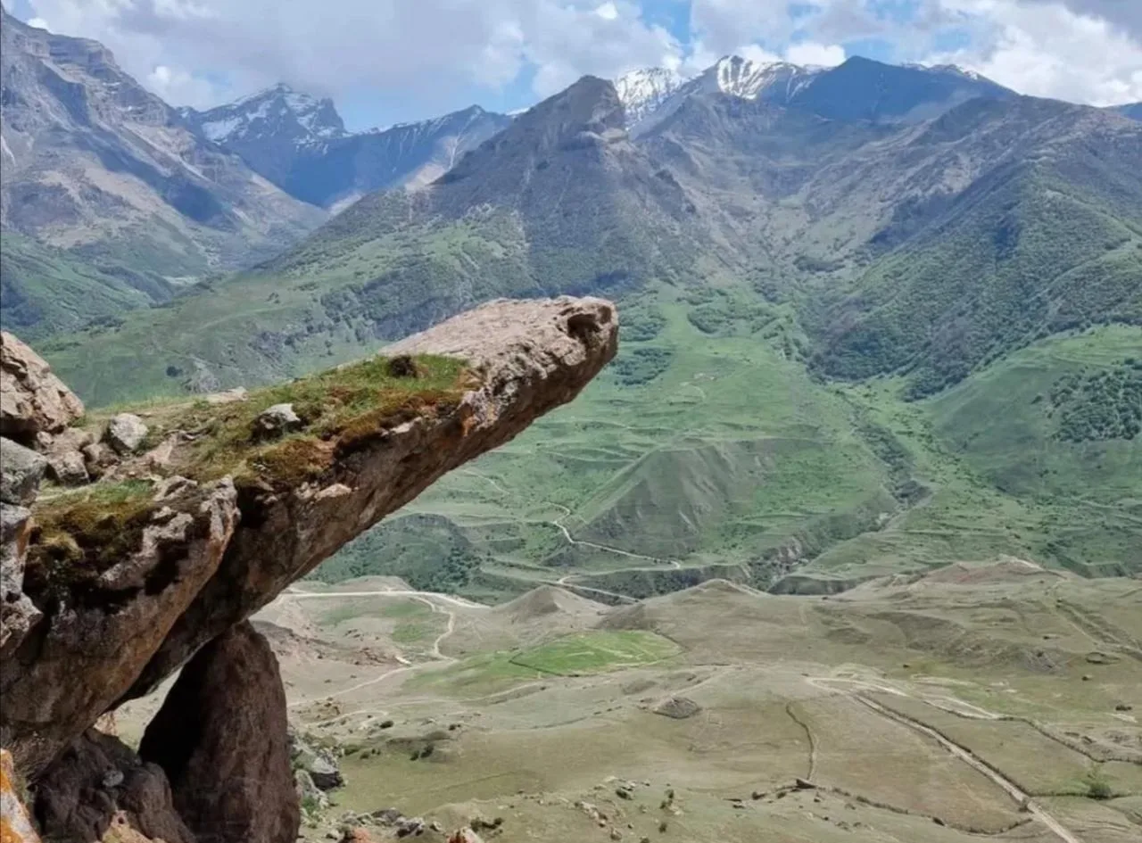 Верхняя Балкария, Язык Тролля и замок Шато-Эркен