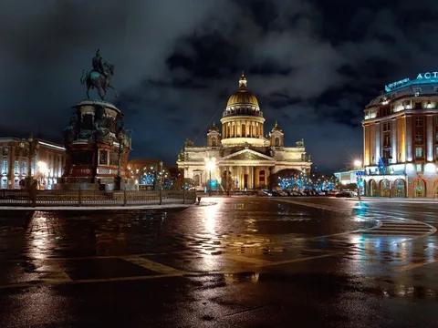 Поездка по ночному Петербургу на комфортабельном автомобиле с профессиональным краеведом