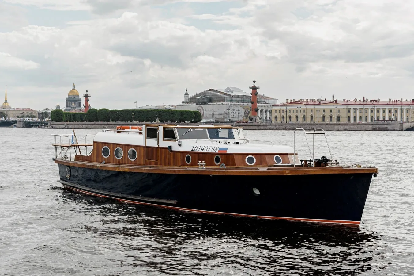 Волшебный Петербург: водная прогулка на ретро-катере