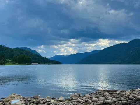 По Телецкому озеру на катере с прогулкой к водопадам