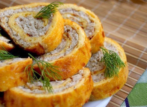 Куриный рулет под сырным омлетом