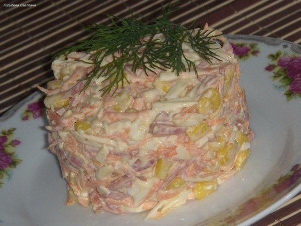 Быстрый салат с морковью, кукурузой и копченой колбасой