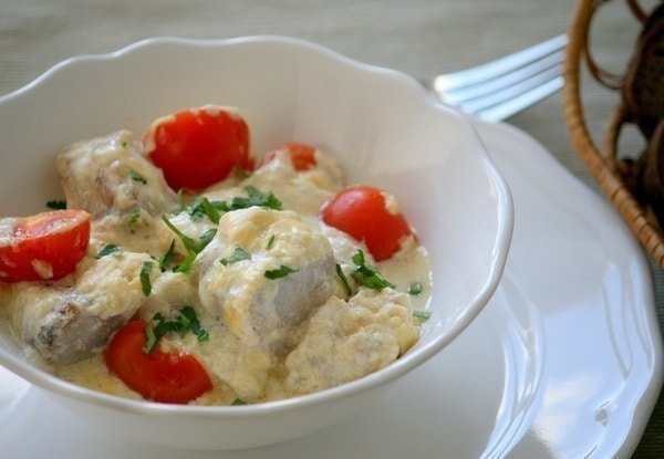 Рыба, запеченная с помидорами и сыром
