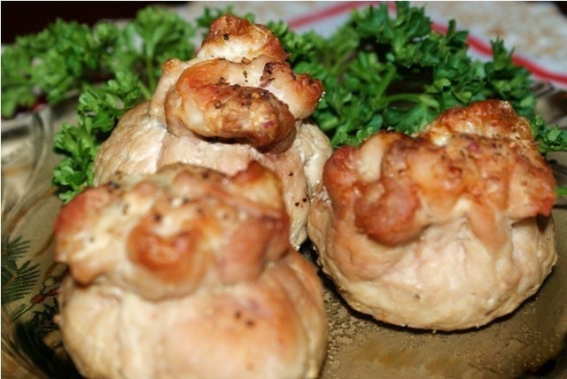 Мясные мешочки с сыром и грибами