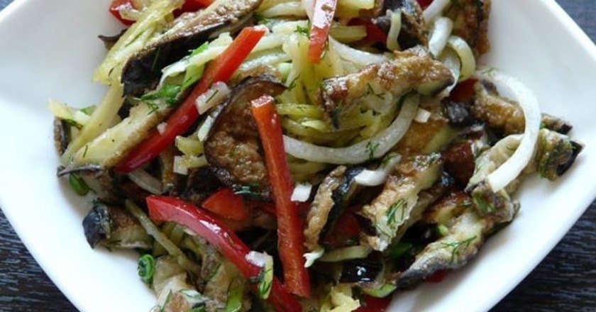 Теплый салат с курицей и овощами