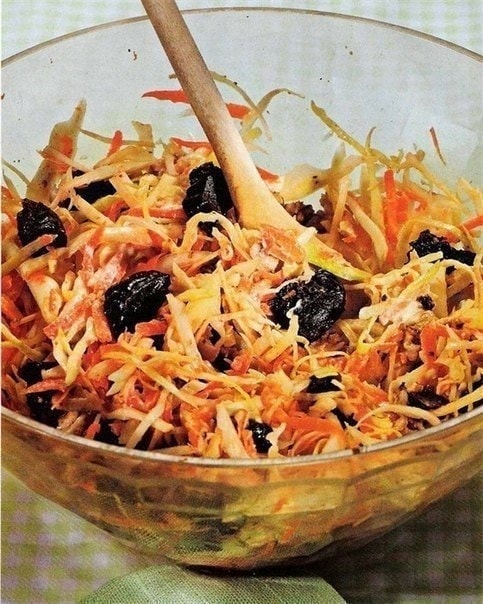 Капустный салат с черносливом и грецкими орехами