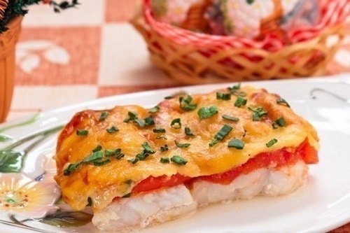 Рыба запеченная с помидорами и сыром